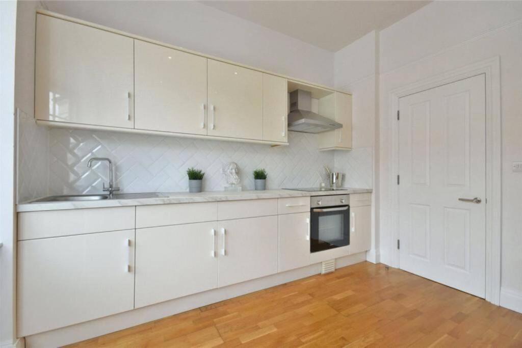 Luxury 3 Bed Apartment - Huge Outdoor Terrace & Amazing Transport Links Londen Buitenkant foto