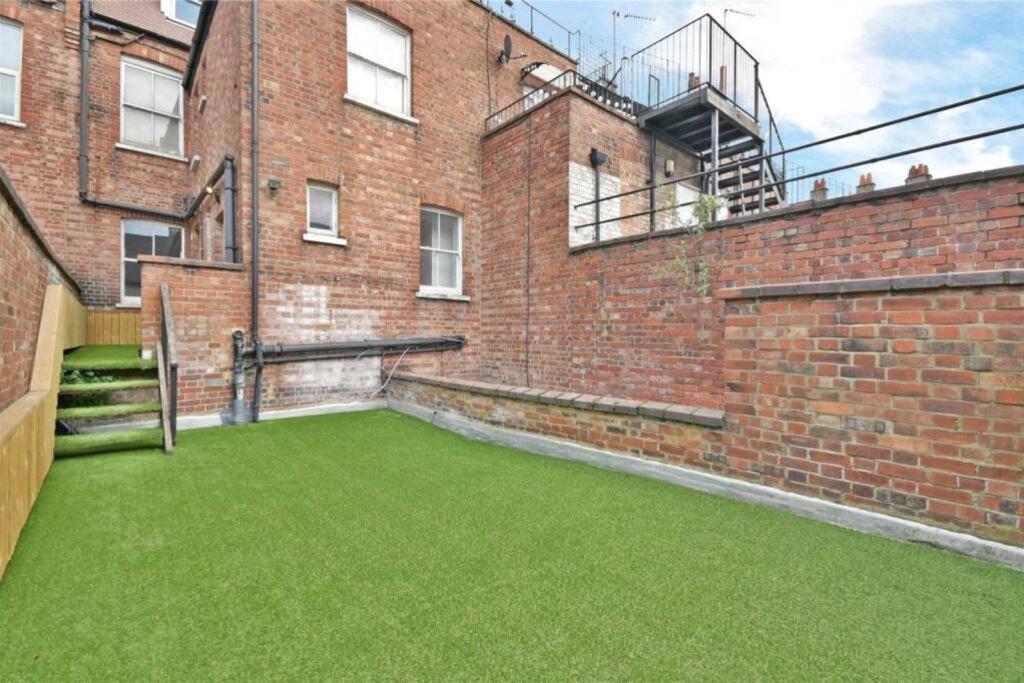 Luxury 3 Bed Apartment - Huge Outdoor Terrace & Amazing Transport Links Londen Buitenkant foto