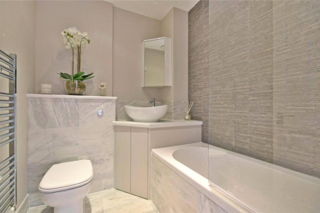 Luxury 3 Bed Apartment - Huge Outdoor Terrace & Amazing Transport Links Londen Buitenkant foto
